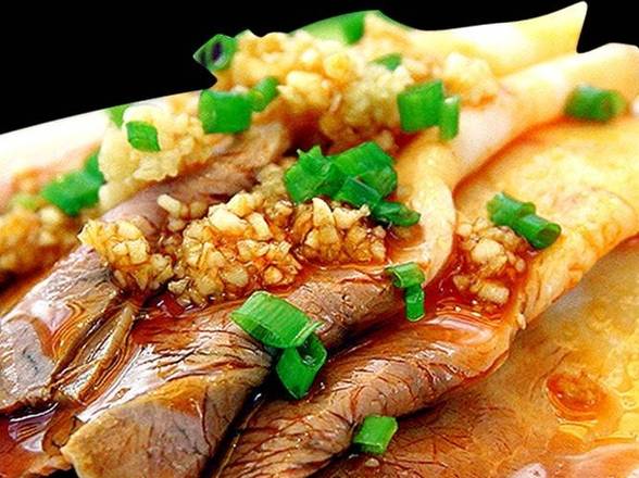 F01 Steamed Pork Belly in Garlic Sauce 蒜泥白肉